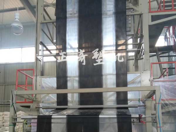 山東正奇塑料機械全自動雙色地膜設備生（shēng）產線