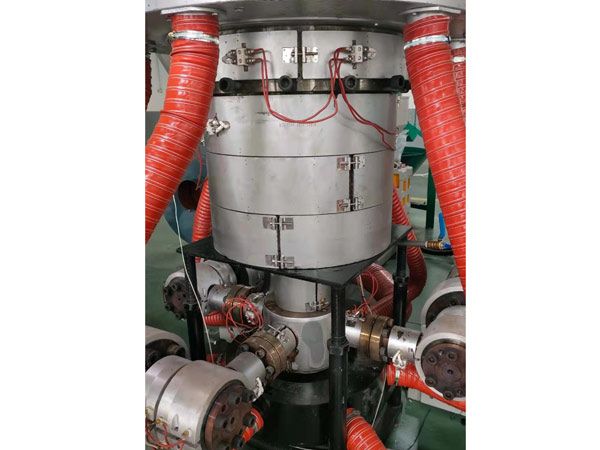 上牽引旋（xuán）轉吹膜機