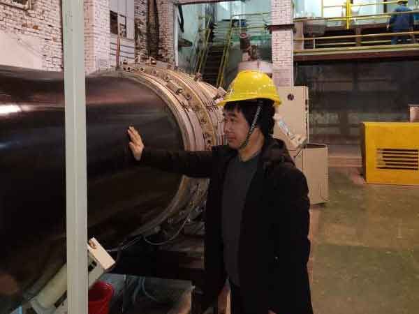 熱烈祝賀我公司（sī）研發的國內的冷頂法高速分子量聚乙烯擠（jǐ）出生產線在江西銅業試機成功