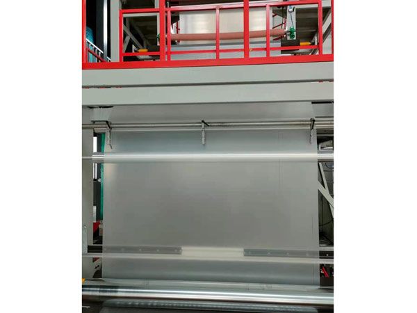 上牽引旋轉吹（chuī）膜機